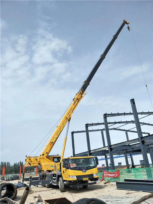 华宁县超高层建筑钢结构吊装案例
